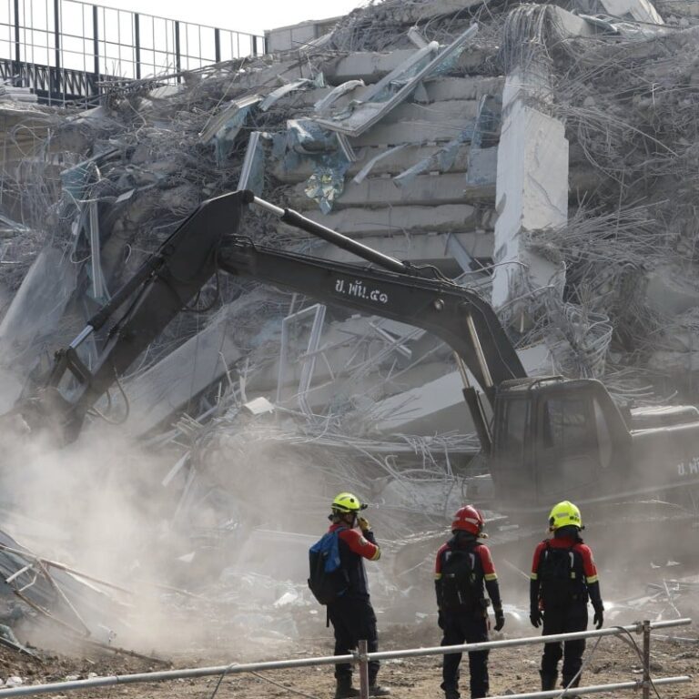 𝗕𝗮𝗻𝗴𝗸𝗼𝗸 𝘁𝗼𝘄𝗲𝗿 𝗰𝗼𝗹𝗹𝗮𝗽𝘀𝗲: 𝗖𝗵𝗶𝗻𝗲𝘀𝗲 𝗰𝗼𝗻𝘁𝗿𝗮𝗰𝘁𝗼𝗿𝘀 𝘂𝗻𝗱𝗲𝗿 𝘀𝗰𝗿𝘂𝘁𝗶𝗻𝘆 𝗮𝗺𝗶𝗱 ‘𝘁𝗼𝗳𝘂 𝗯𝘂𝗶𝗹𝗱𝗶𝗻𝗴’ 𝗰𝗹𝗮𝗶𝗺𝘀